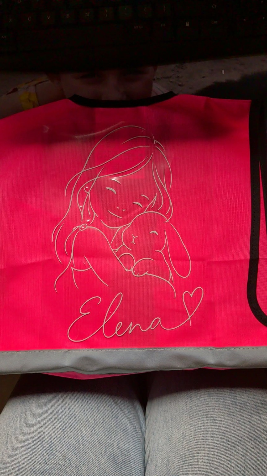 Detail van Elena haar gepersonaliseerde fluovest